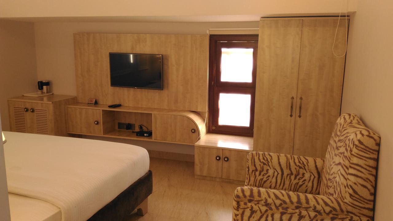 Hotel Posh Chandigarh Bagian luar foto
