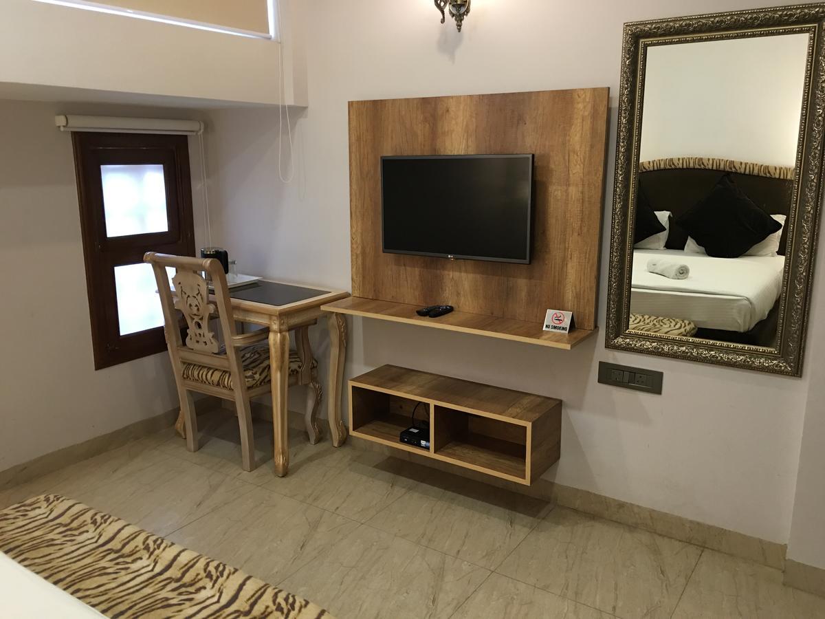 Hotel Posh Chandigarh Bagian luar foto