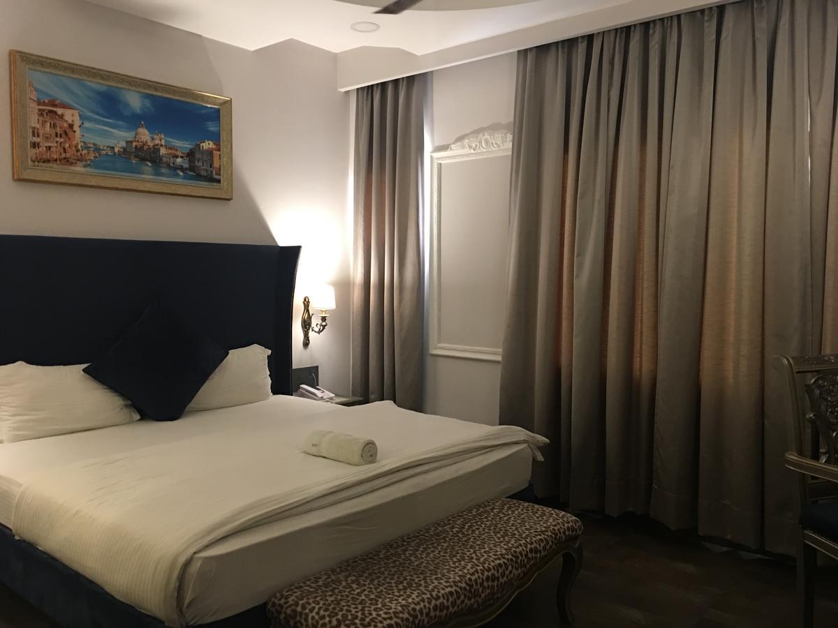 Hotel Posh Chandigarh Bagian luar foto