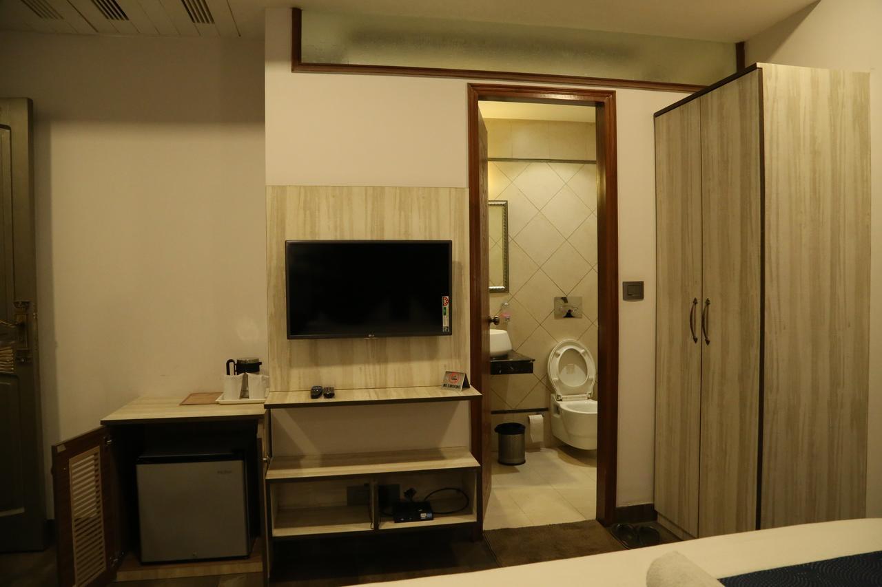 Hotel Posh Chandigarh Bagian luar foto