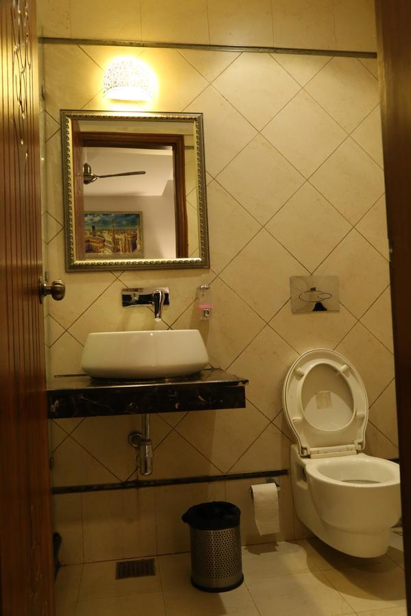 Hotel Posh Chandigarh Bagian luar foto