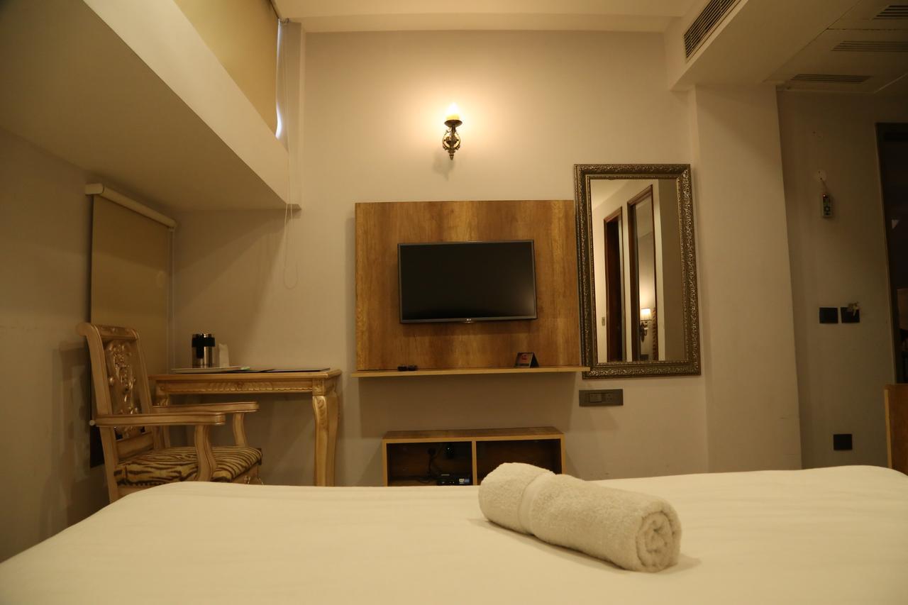 Hotel Posh Chandigarh Bagian luar foto