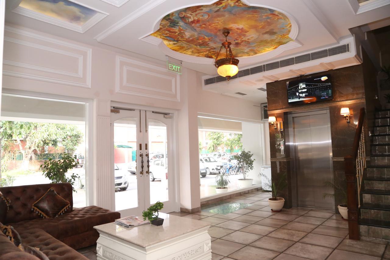 Hotel Posh Chandigarh Bagian luar foto