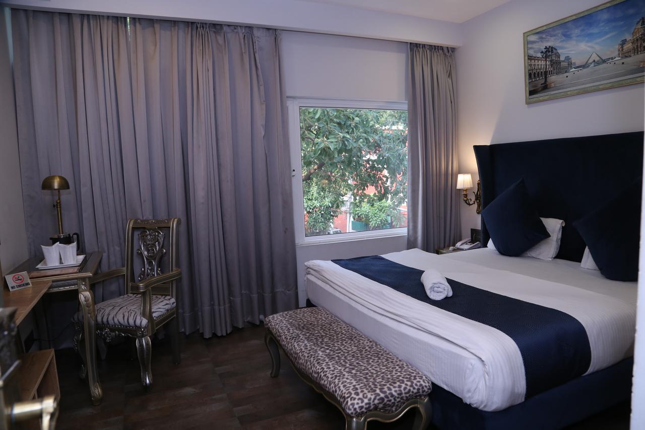 Hotel Posh Chandigarh Bagian luar foto