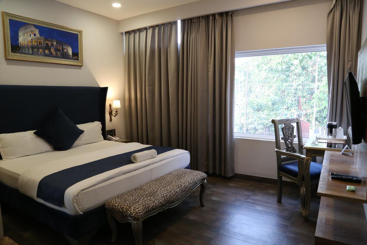 Hotel Posh Chandigarh Bagian luar foto
