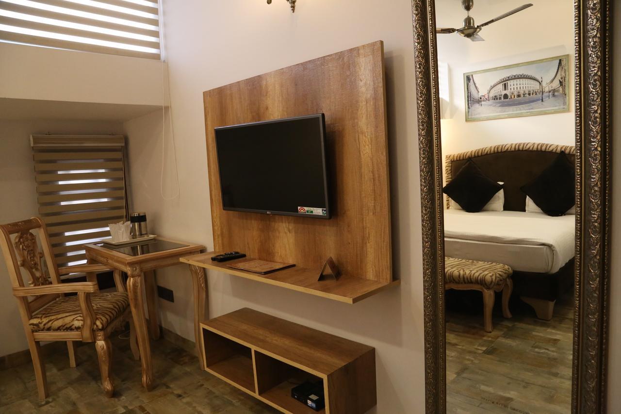 Hotel Posh Chandigarh Bagian luar foto